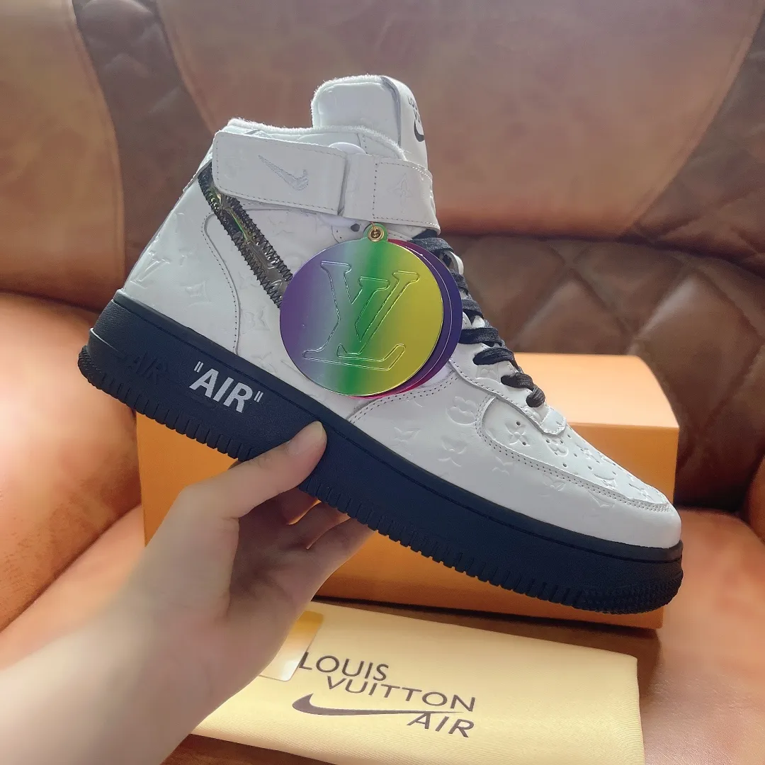 P500 Loui* Vuitto* x OFF-WHITE x Nike tripartite collaboration! Trendy and cool men's high-top casual sports shoes with unrivaled color matching. The design idea basically continues the style of THE TEN. The Swoosh line and tongue label have a very familiar visual effect and are both fashionable and trendy! A must-have for fashionistas! The effect on your feet is absolutely stunning! Size: 38-45